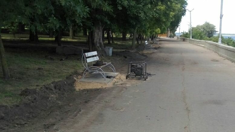 Набережную Каховки украшают скамейками и клумбами по кромке